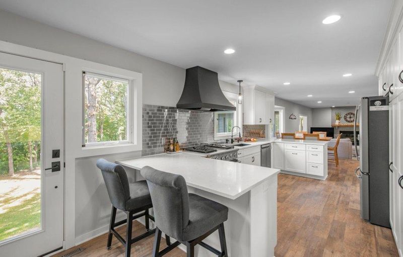8260 W Lake Ct, Chanhassen, MN 55317