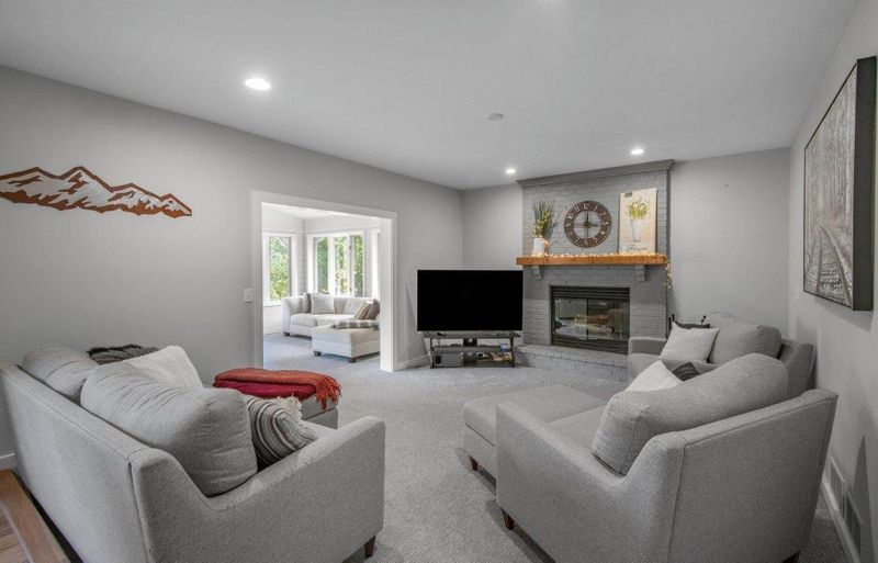 8260 W Lake Ct, Chanhassen, MN 55317