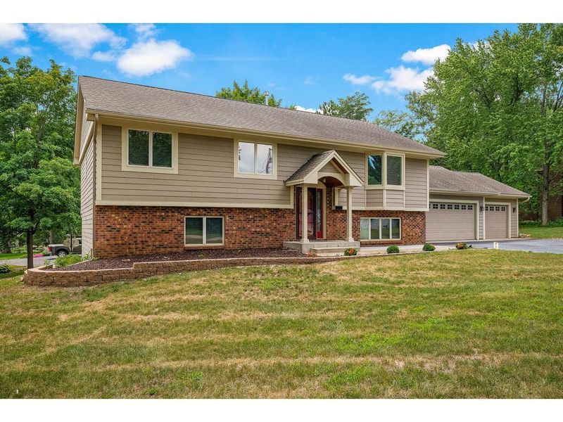 9021 W Staring Ln, Eden Prairie, MN 55347