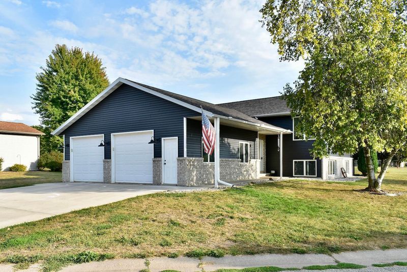 215 Benson Dr, Lewiston, MN 55952