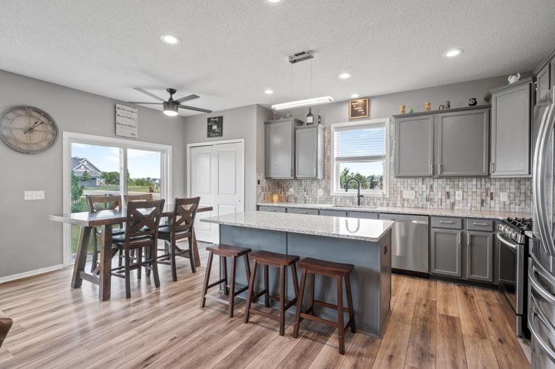 9360 Compass Pointe Rd, Woodbury, MN 55129