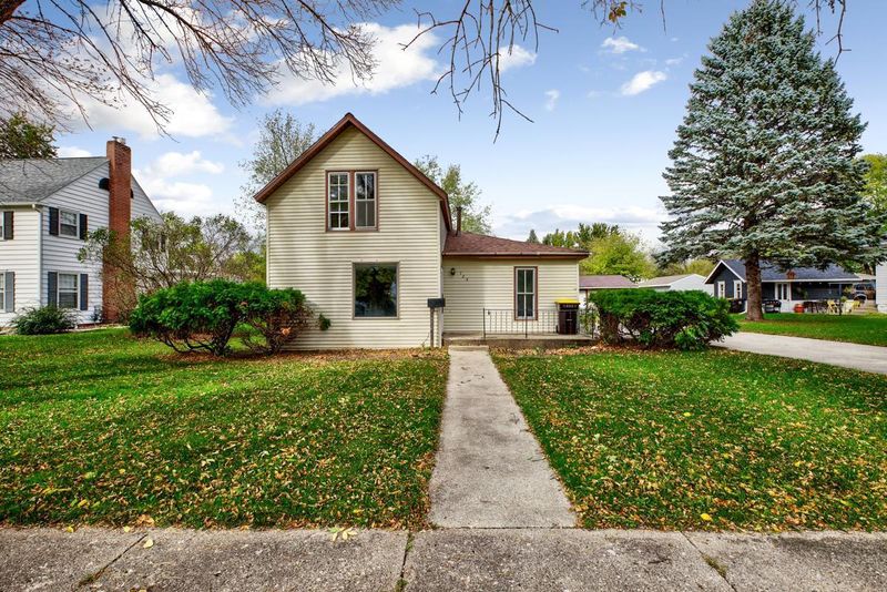 724 12th St, Windom, MN 56101