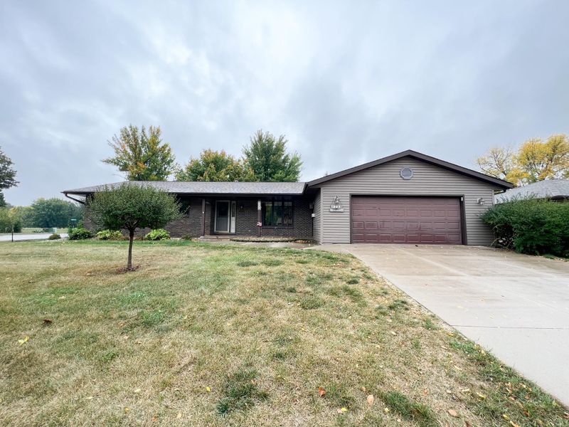 1233 Maplewood Dr, Worthington, MN 56187