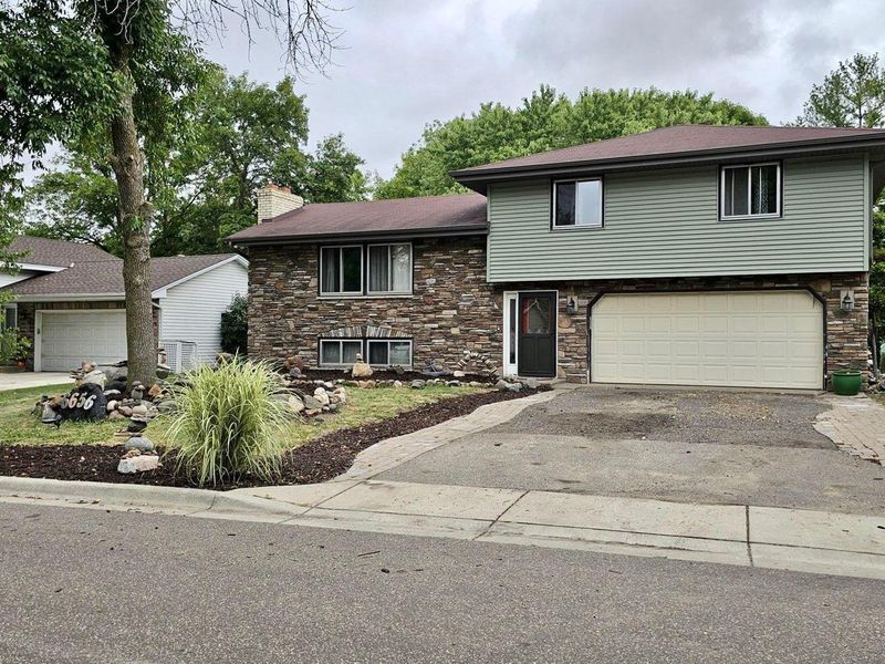 6656 Gettysburg Ave N, Brooklyn Park, MN 55428