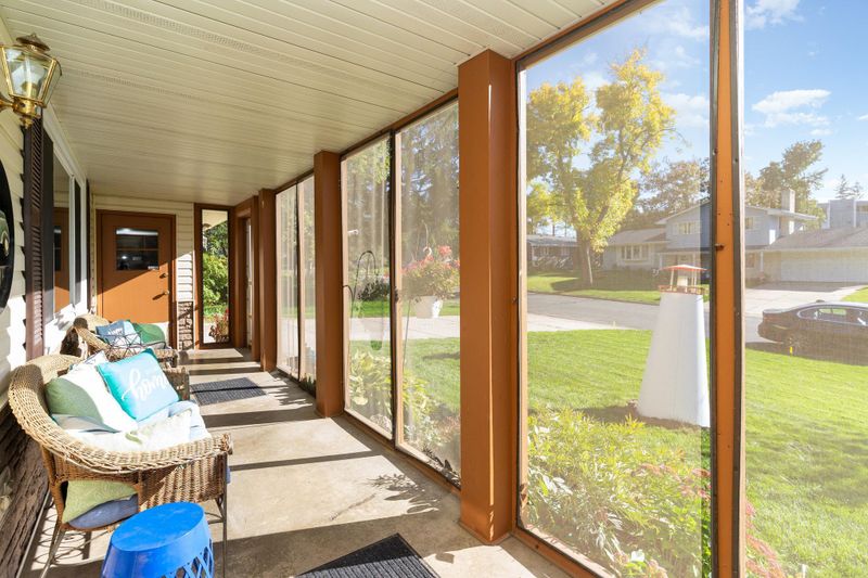 3006 Selkirk Dr, Burnsville, MN 55337