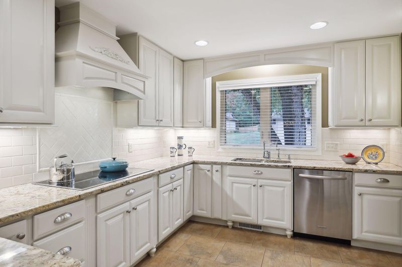 2040 Skyline Dr S, Burnsville, MN 55337