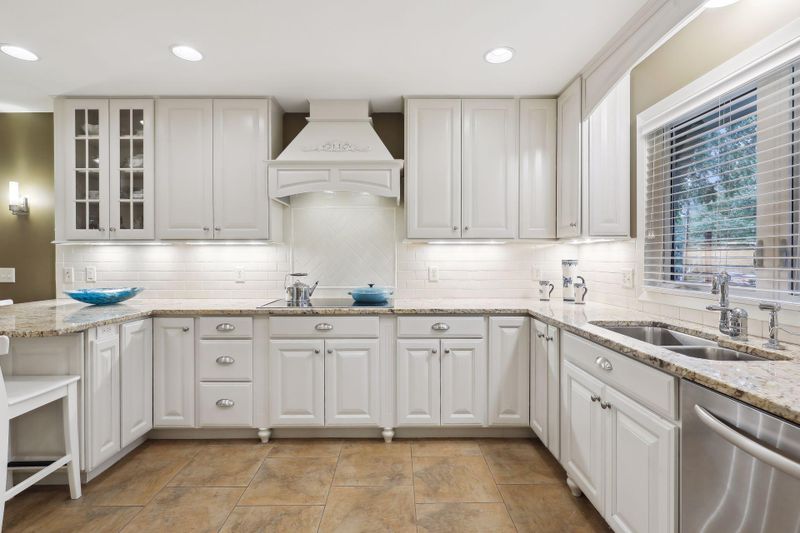 2040 Skyline Dr S, Burnsville, MN 55337