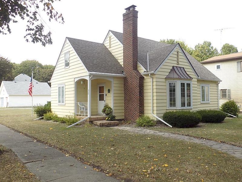 502 N Carver St, Winthrop, MN 55396