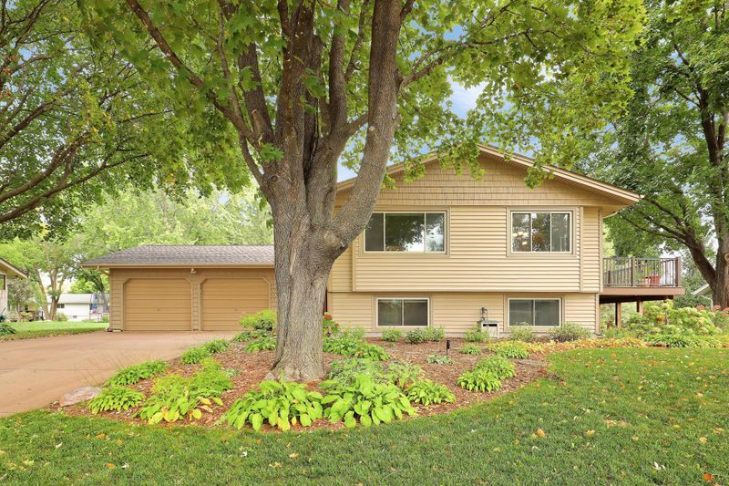 1453 Crest Dr, Chaska, MN 55318