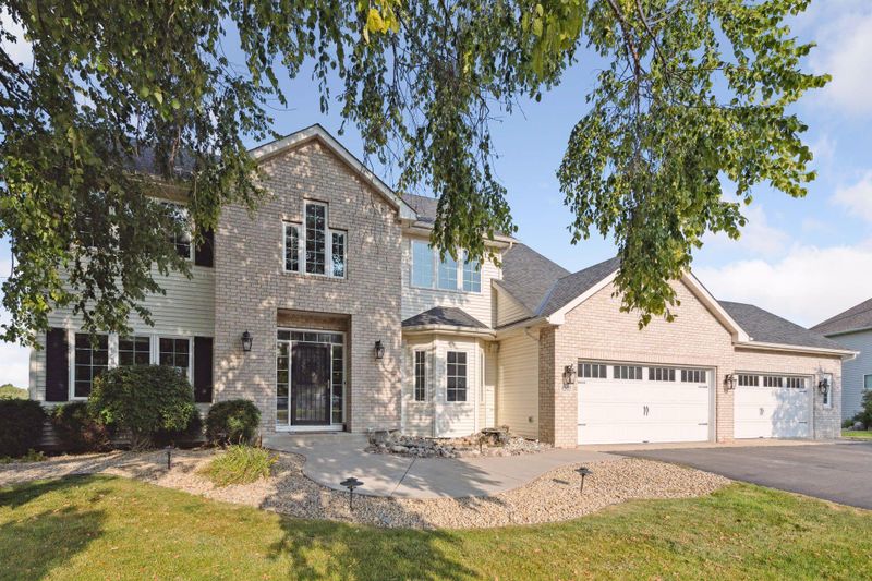 8305 Stone Creek Dr, Chanhassen, MN 55317