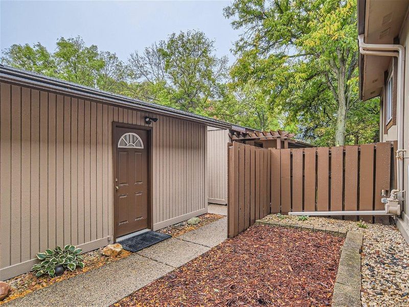 109 River Woods Ln, Burnsville, MN 55337