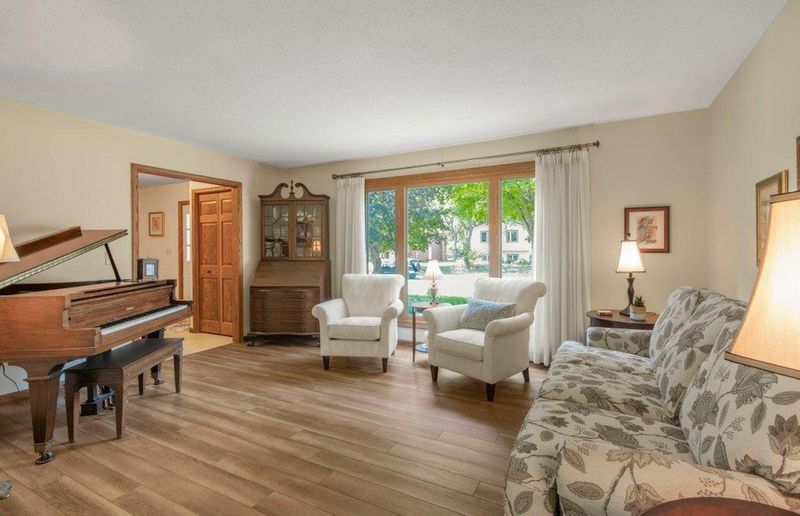 10256 Pilgrim Ln N, Maple Grove, MN 55369