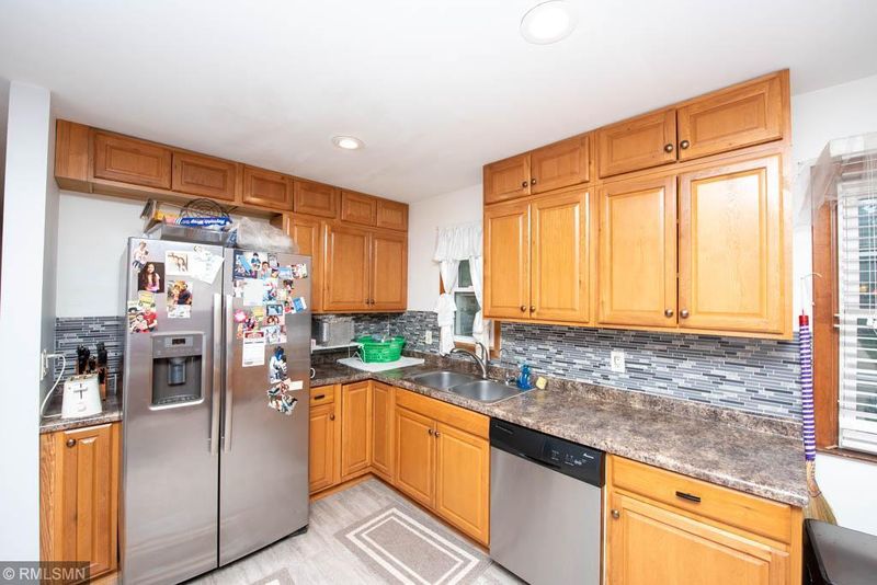 268 Pinewood Dr, Apple Valley, MN 55124