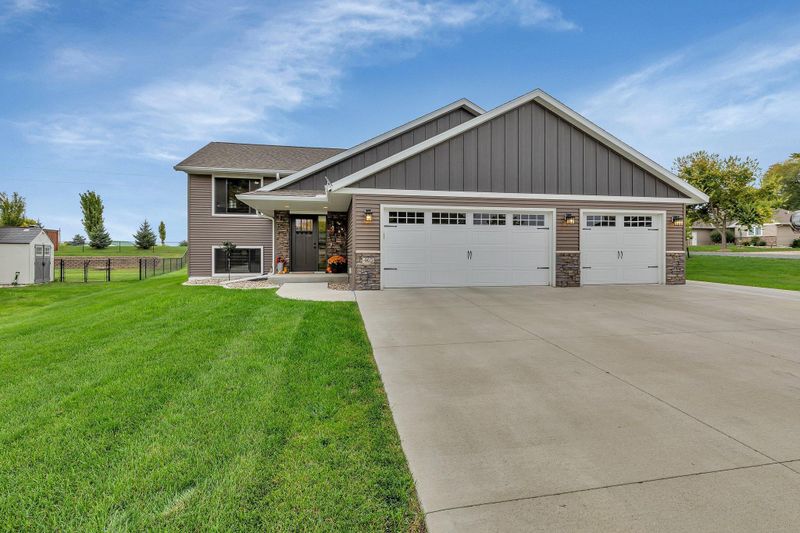 465 Ottawa Ave SE, Hutchinson, MN 55350