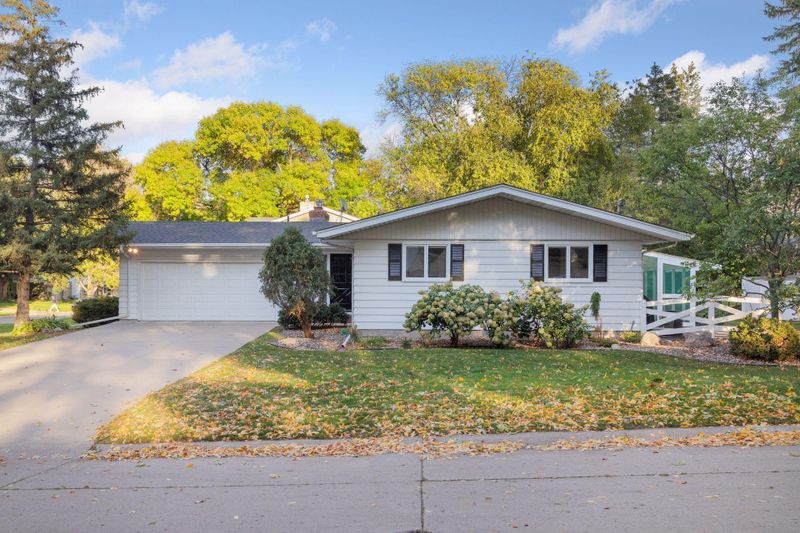 6017 Shane Dr, Edina, MN 55439