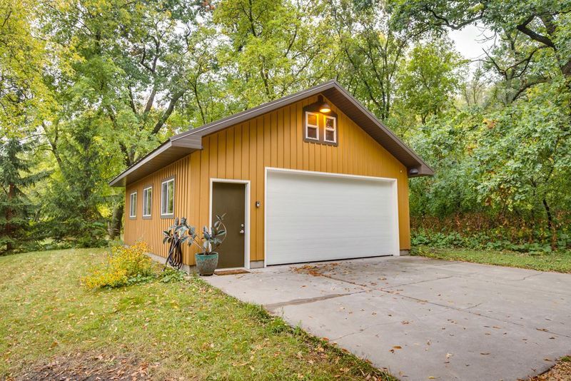 4141 Reiland Ln, Roseville, MN 55126