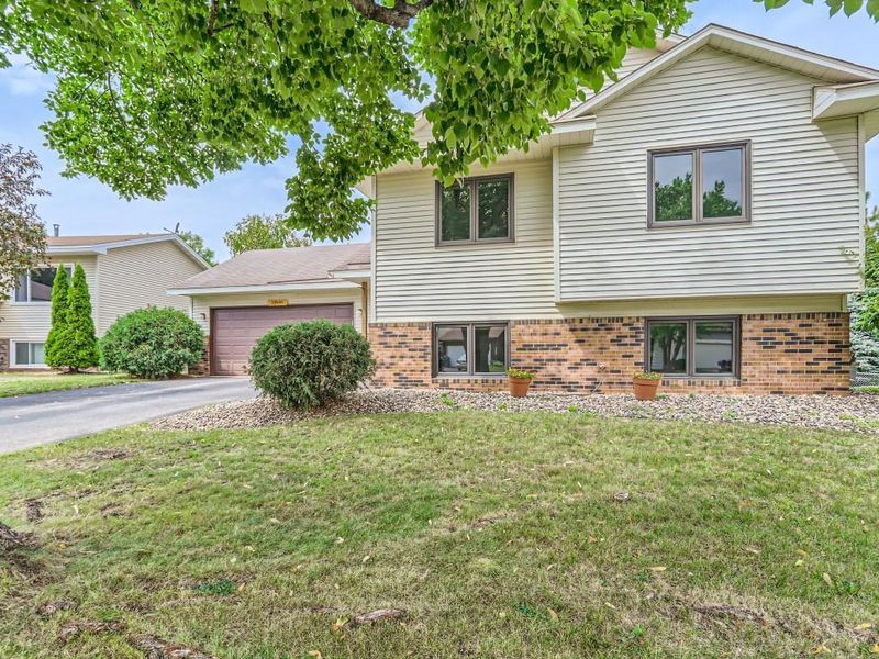 10646 Grant Dr, Eden Prairie, MN 55347