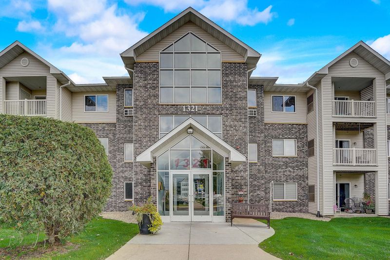 1321 Lake Dr W #213, Chanhassen, MN 55317