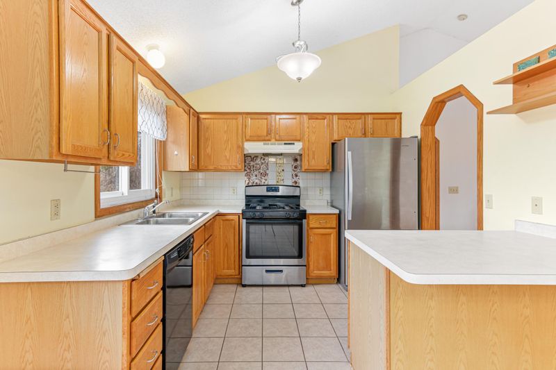 77 Maple Ln, Little Canada, MN 55117