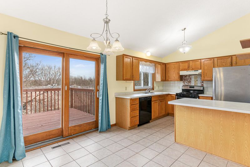 77 Maple Ln, Little Canada, MN 55117