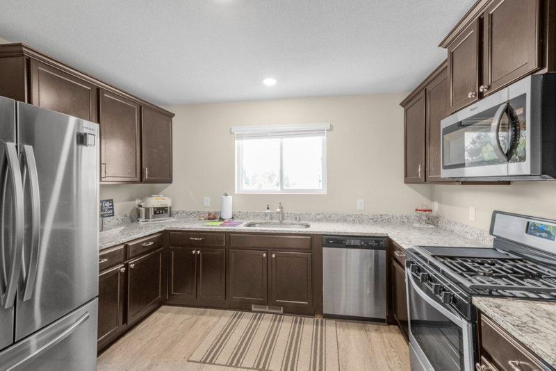 998 Fox Ave, Montrose, MN 55363