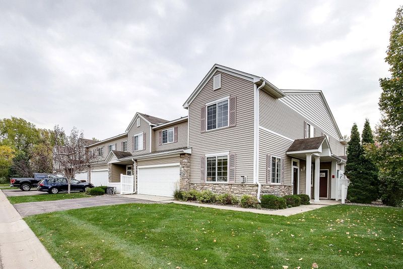 1661 Prescott Ct, Chaska, MN 55318