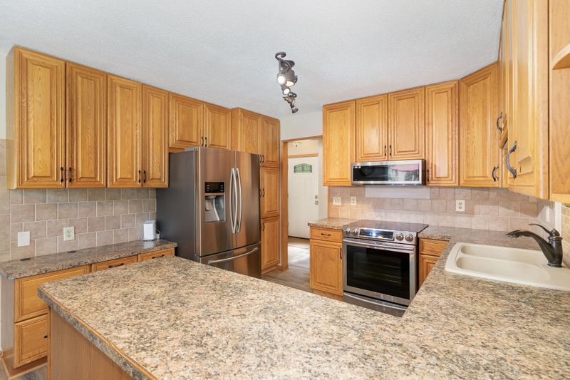 8890 36th St N, Lake Elmo, MN 55042