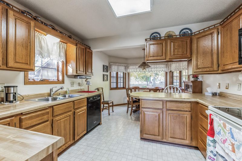 50563 Shorewood Cir E, Rush City, MN 55069