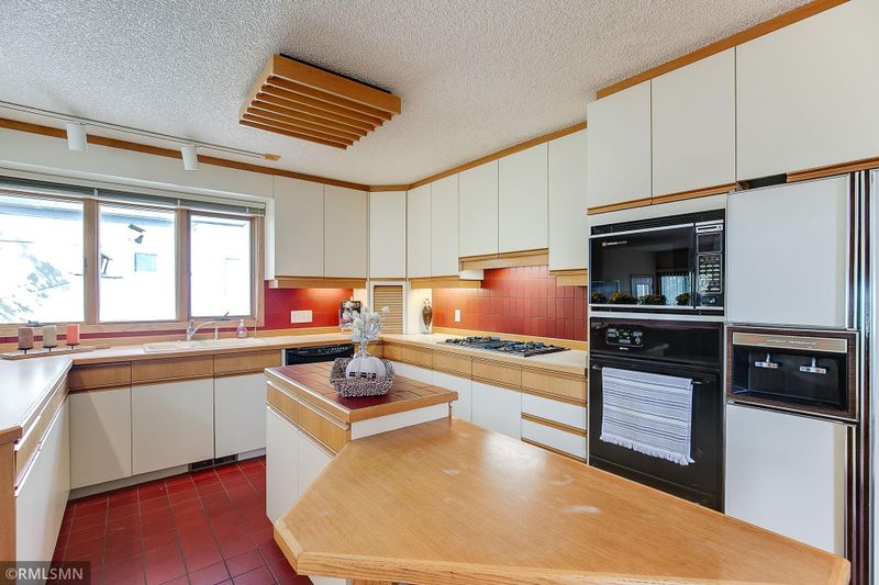 7885 Chesshire Ln N, Maple Grove, MN 55311