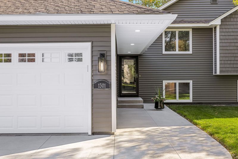 1301 Fallbrook Ln, Woodbury, MN 55125