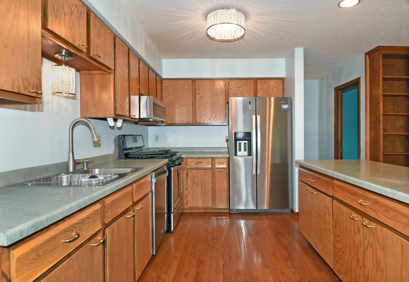 1653 W 140th St, Burnsville, MN 55337