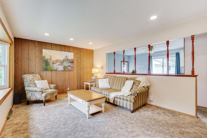 136 Oakwood Rd, Apple Valley, MN 55124