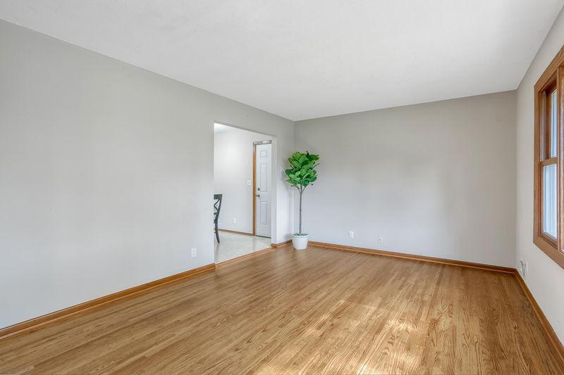 1745 Laurie Rd E, Maplewood, MN 55109
