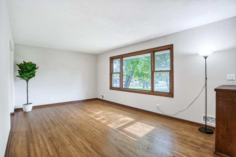 1745 Laurie Rd E, Maplewood, MN 55109