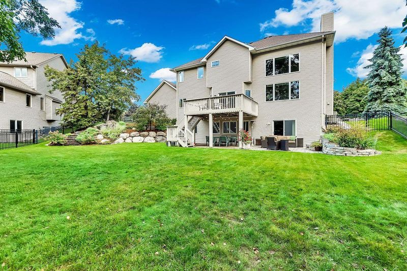 7825 Cobblestone Rd, Woodbury, MN 55125
