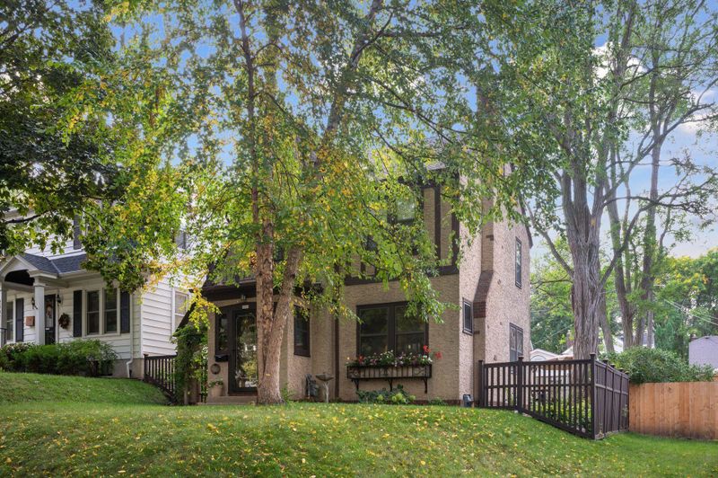 2006 Palace Ave, Saint Paul, MN 55105