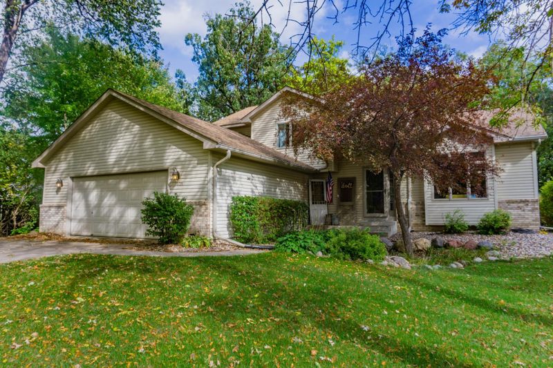 1605 Royal Oak Dr, Chaska, MN 55318