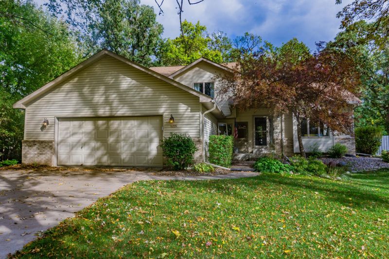1605 Royal Oak Dr, Chaska, MN 55318