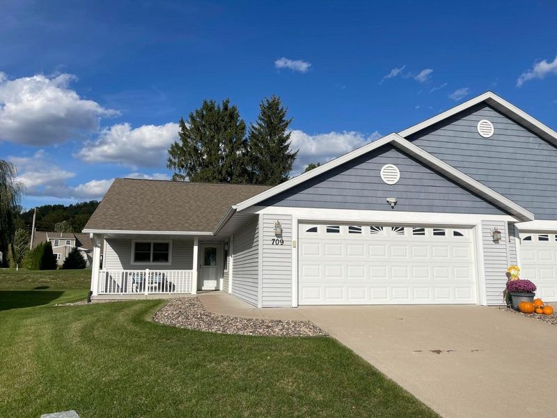 709 Wildwood Ct, La Crescent, MN 55947
