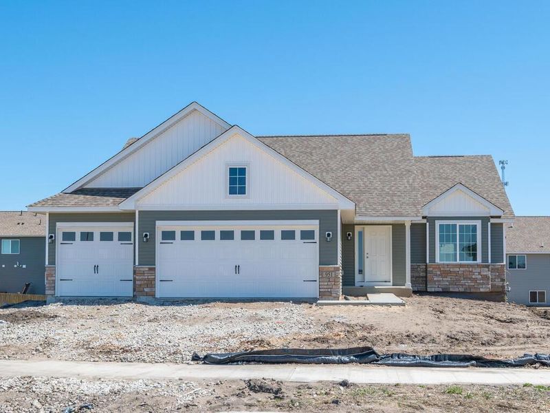 951 Prestwick Dr, Belle Plaine, MN 56011