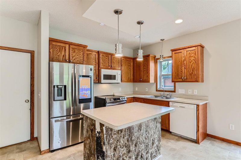 1552 Legacy Pw E, Maplewood, MN 55109