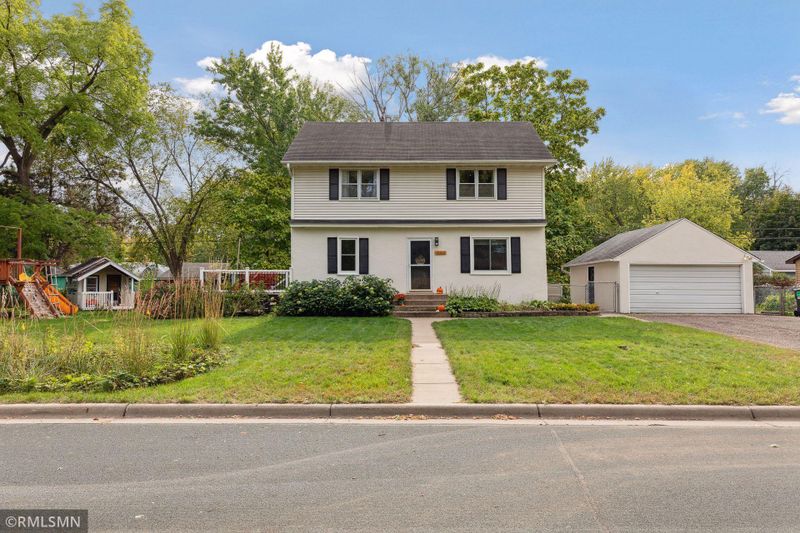 1884 Lake Ln, Arden Hills, MN 55112