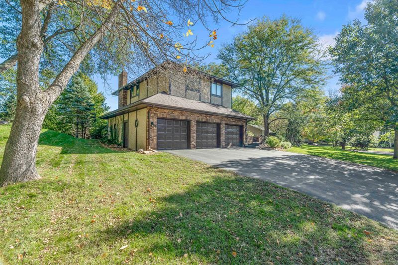 15110 Woodruff Rd, Wayzata, MN 55391
