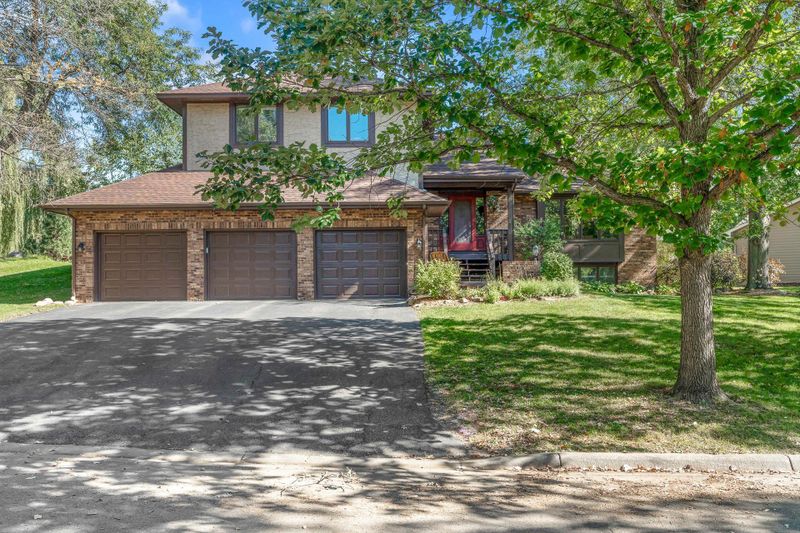 15110 Woodruff Rd, Wayzata, MN 55391