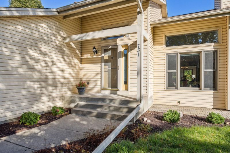 731 Golden Meadow Rd, Eagan, MN 55123
