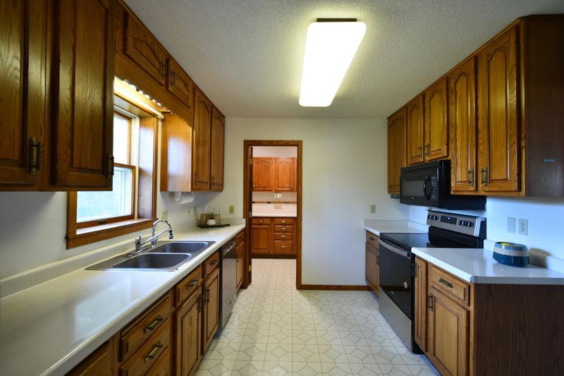 898 Larson Dr, Zumbrota, MN 55992