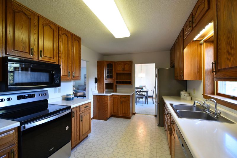 898 Larson Dr, Zumbrota, MN 55992