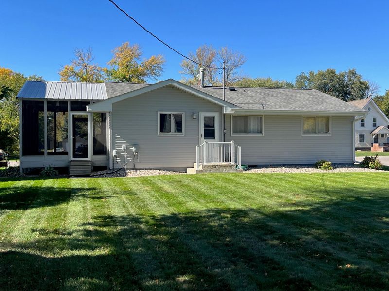 207 4th St, Dawson, MN 56232