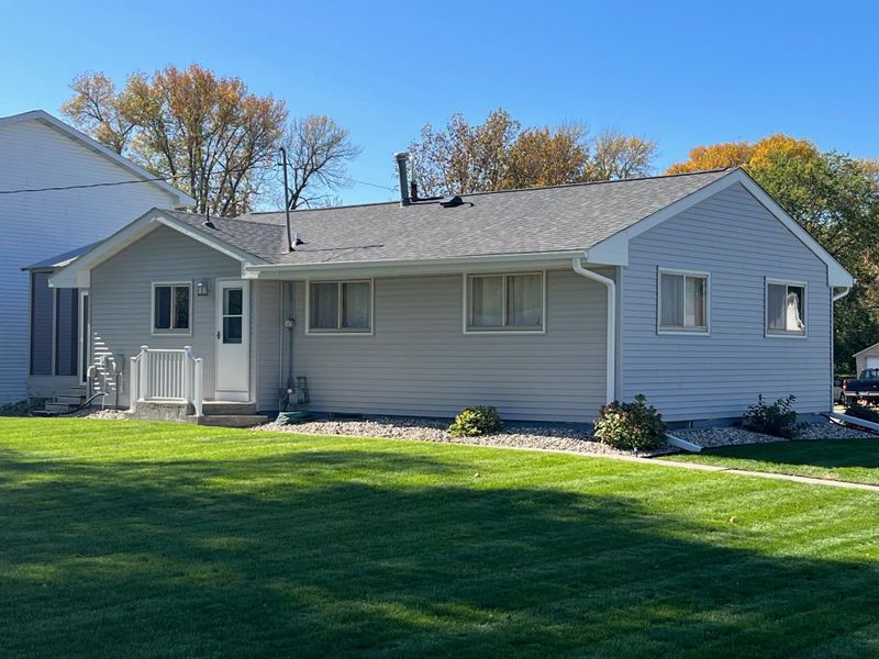207 4th St, Dawson, MN 56232