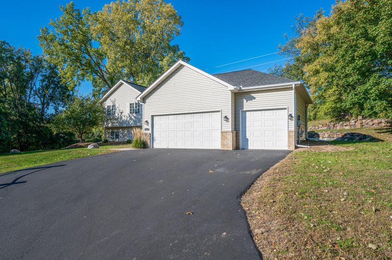 13420 Commonwealth Dr, Burnsville, MN 55337